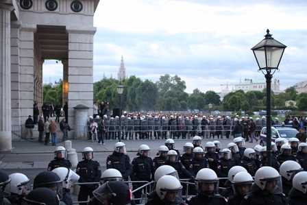 © Simon Welebil Polizisten mit Helmen und Schilden halten die DemonstrantInnen vor dem Heldentor von den Burschenschaftern gegenüber ab
